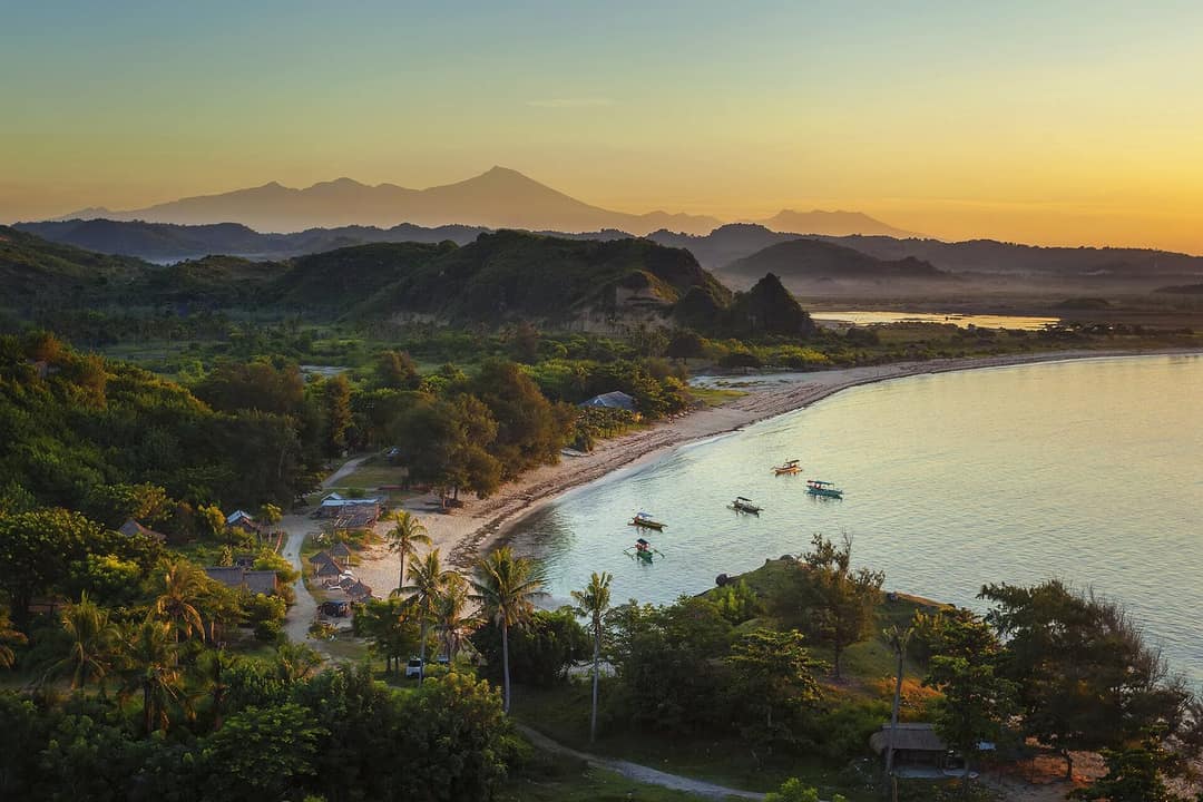 Teluk Kuta Lombok dan perbukitan hijau saat matahari terbit